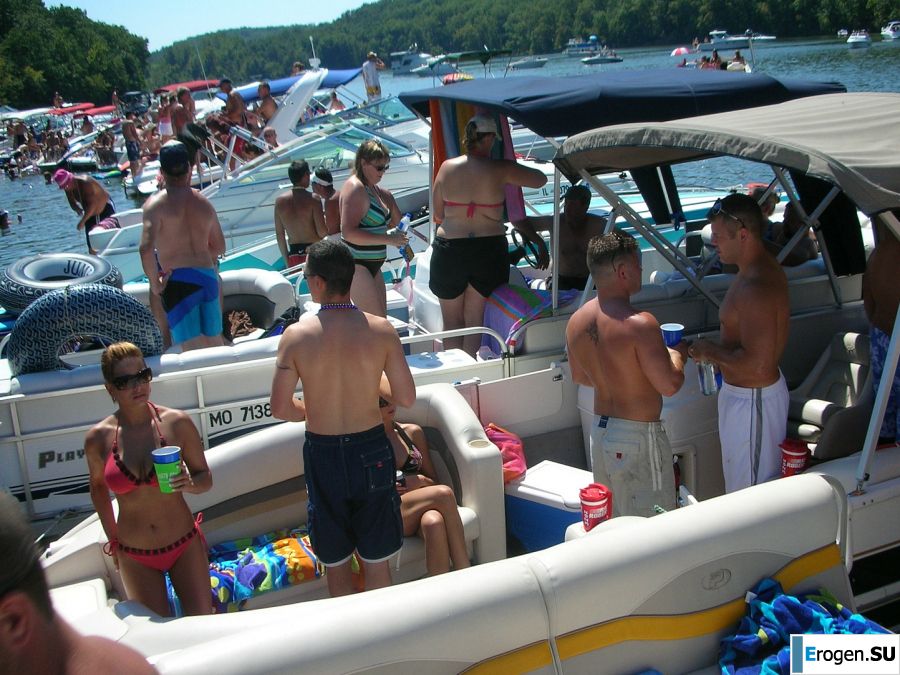 A pretty blonde is laid bare in the toilet and spreads her legs in bed. Part 3. Photo 39