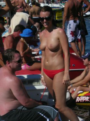 Симпатичная блондинка оголяется в туалете и раздвигает ноги в постели. Часть 3. Эскиз 34