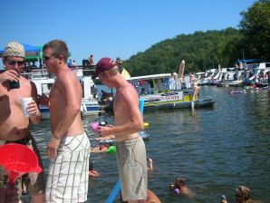 Симпатичная блондинка оголяется в туалете и раздвигает ноги в постели. Часть 3. Эскиз 35