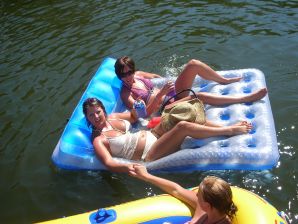 Симпатичная блондинка оголяется в туалете и раздвигает ноги в постели. Часть 3. Эскиз 36