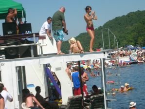 Симпатичная блондинка оголяется в туалете и раздвигает ноги в постели. Часть 3. Эскиз 38