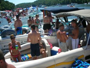 Симпатичная блондинка оголяется в туалете и раздвигает ноги в постели. Часть 3. Эскиз 39