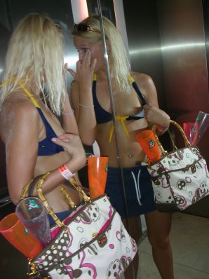 Симпатичная блондинка оголяется в туалете и раздвигает ноги в постели. Часть 3. Эскиз 8