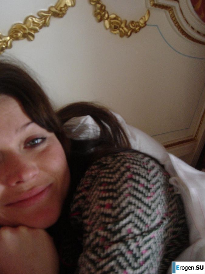 Сочная девушка показала половые губы и бритую письку. Фото 10