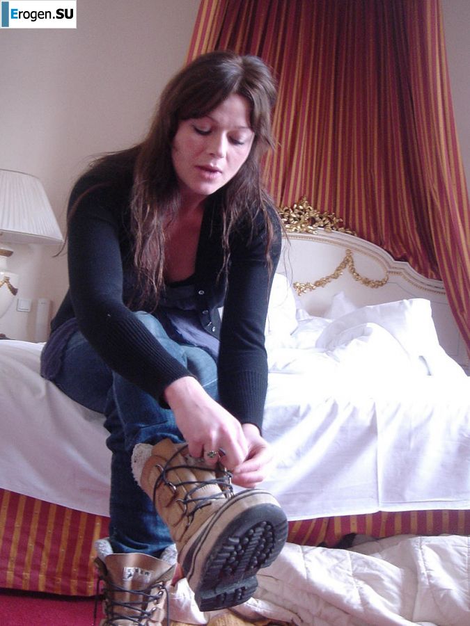 Сочная девушка показала половые губы и бритую письку. Фото 12