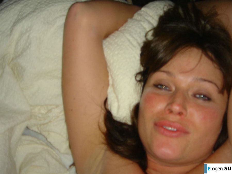 Сочная девушка показала половые губы и бритую письку. Фото 16