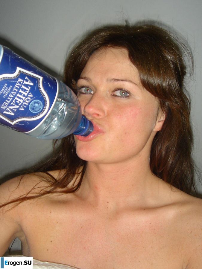 Сочная девушка показала половые губы и бритую письку. Фото 17