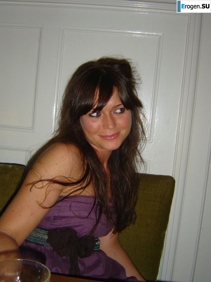 Сочная девушка показала половые губы и бритую письку. Фото 2