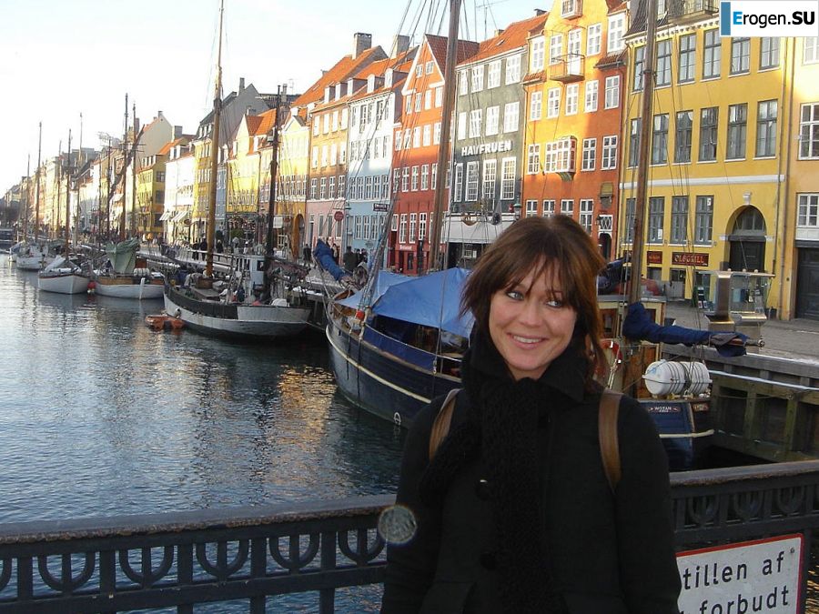 Сочная девушка показала половые губы и бритую письку. Фото 4