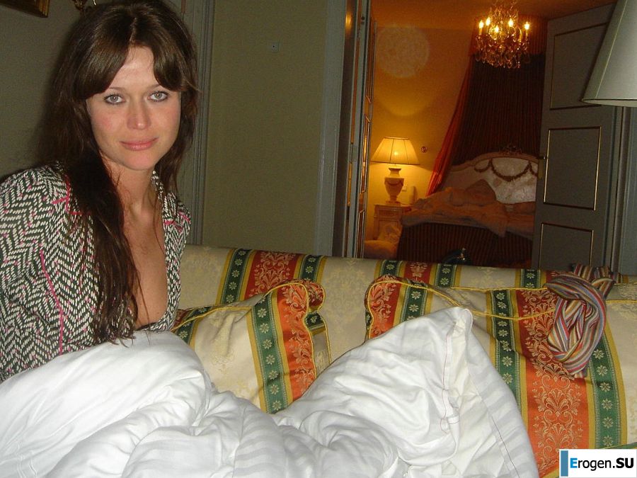 Сочная девушка показала половые губы и бритую письку. Фото 8