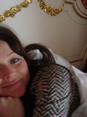 Сочная девушка показала половые губы и бритую письку. Эскиз 10