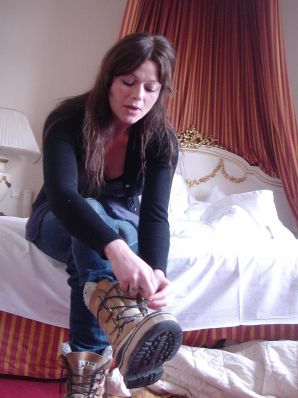 Сочная девушка показала половые губы и бритую письку. Эскиз 12