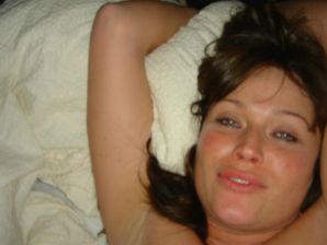 Сочная девушка показала половые губы и бритую письку. Эскиз 16