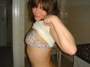 Сочная девушка показала половые губы и бритую письку. Эскиз 22