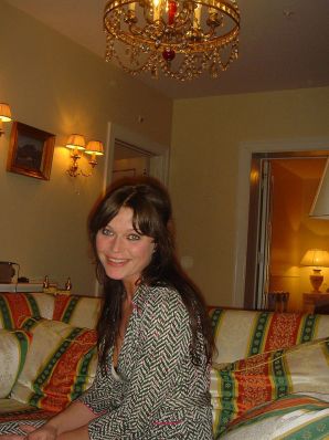 Сочная девушка показала половые губы и бритую письку. Эскиз 5