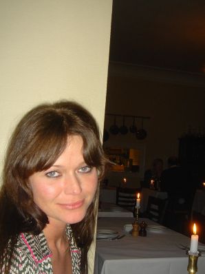 Сочная девушка показала половые губы и бритую письку. Эскиз 6