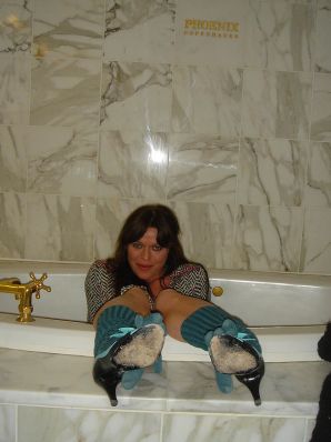 Сочная девушка показала половые губы и бритую письку. Эскиз 7