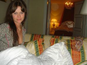 Сочная девушка показала половые губы и бритую письку. Эскиз 8