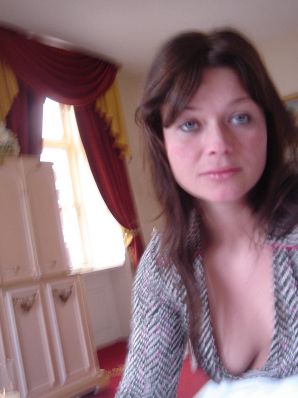 Сочная девушка показала половые губы и бритую письку. Эскиз 9