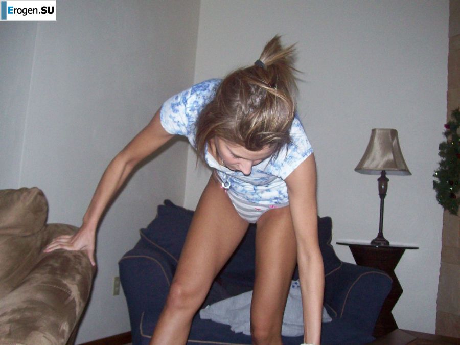 A blonde in pink lingerie slowly takes off her panties. Photo 24