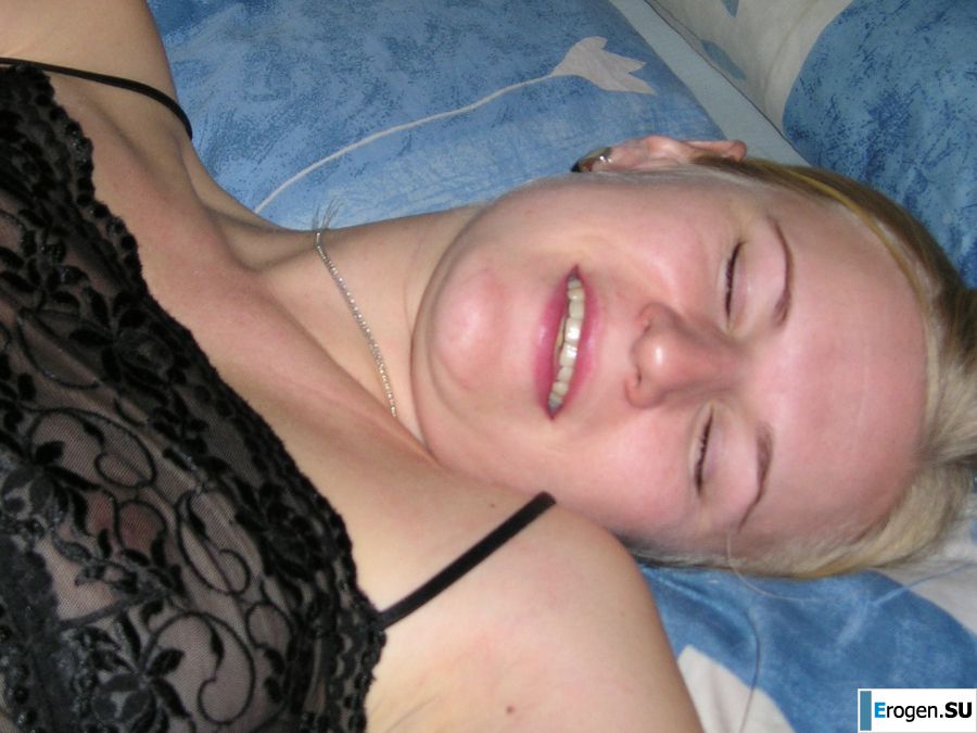 Развратная блондинка ублажает себя вибратором и пальцами. Фото 11