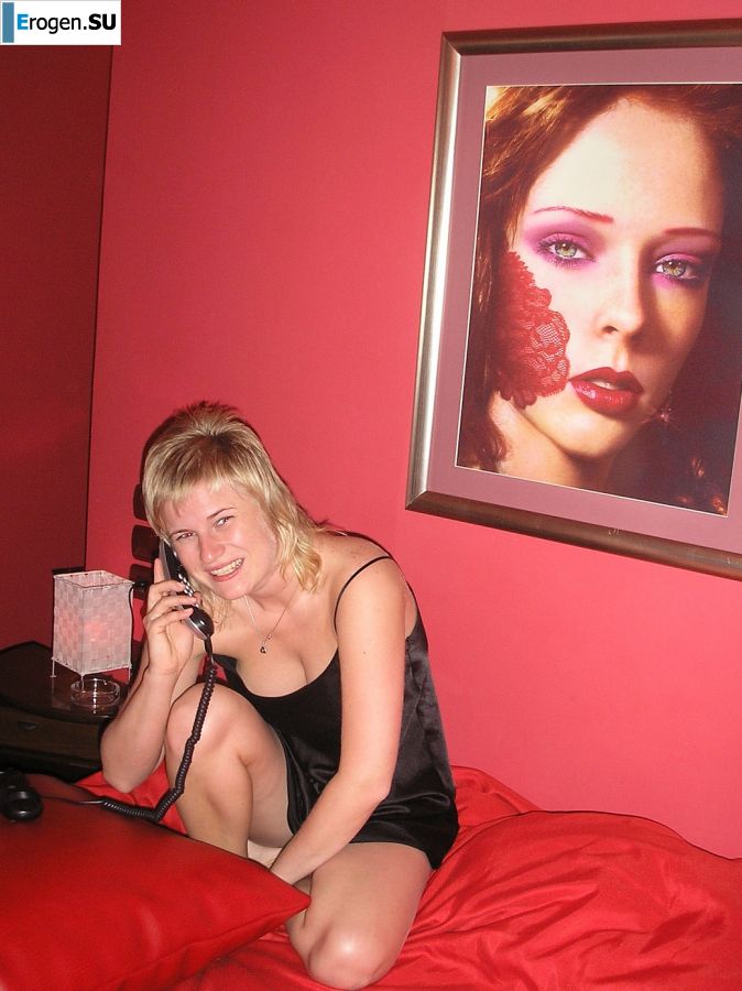 Развратная блондинка ублажает себя вибратором и пальцами. Фото 31