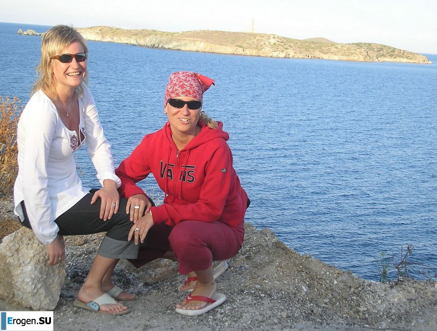 Развратная блондинка ублажает себя вибратором и пальцами. Фото 33