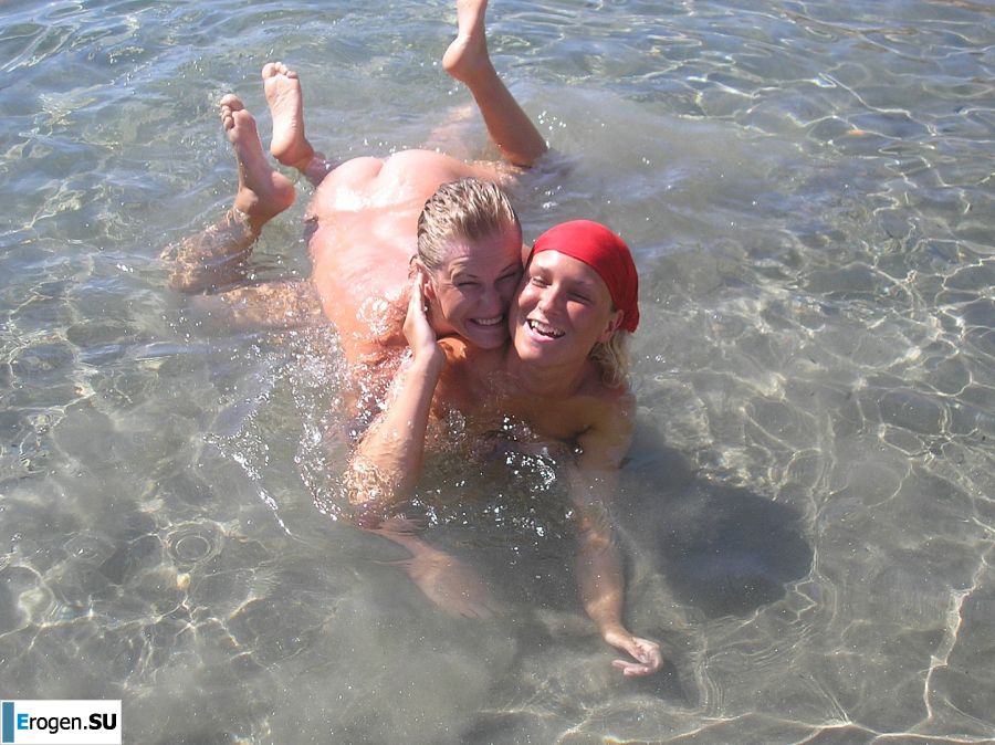 Развратная блондинка ублажает себя вибратором и пальцами. Фото 36