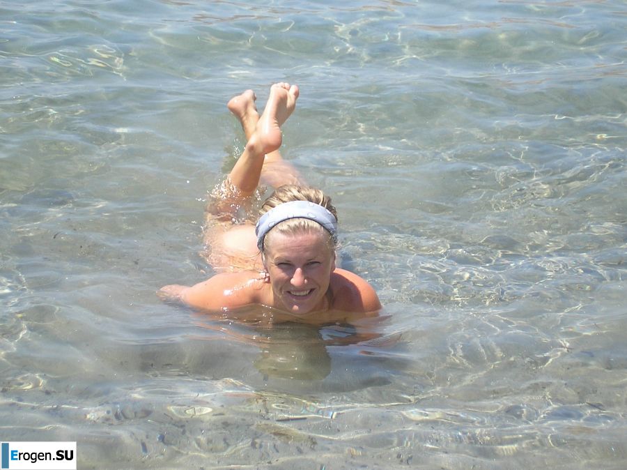 Развратная блондинка ублажает себя вибратором и пальцами. Фото 40