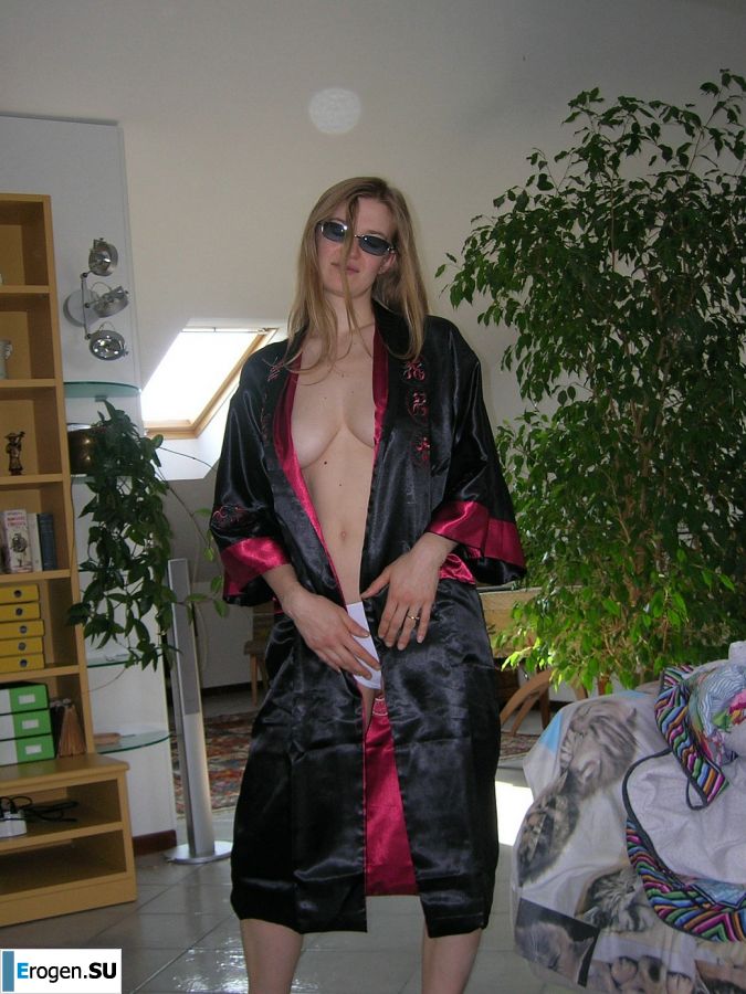 A tall blonde with wide hips undressed at home and showed tits. Part 2. Photo 12