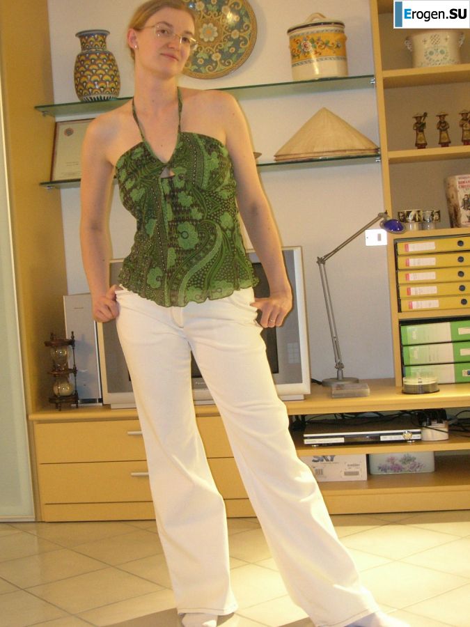 A tall blonde with wide hips undressed at home and showed tits. Part 2. Photo 13