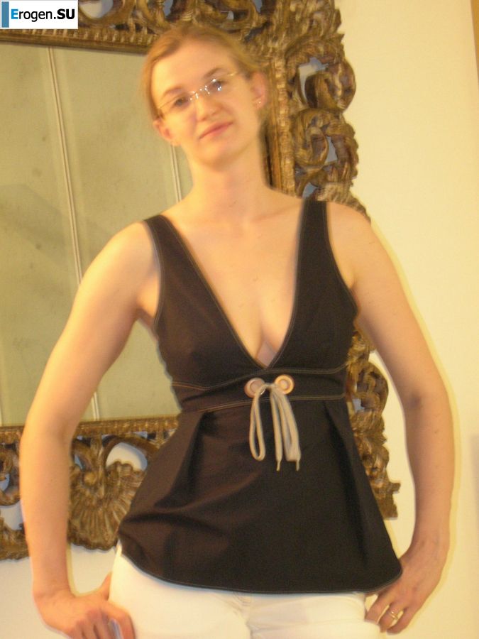 A tall blonde with wide hips undressed at home and showed tits. Part 2. Photo 14