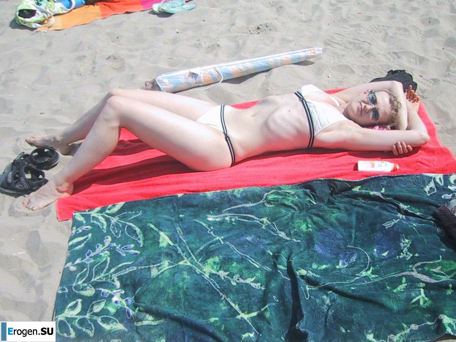 A tall blonde with wide hips undressed at home and showed tits. Part 2. Photo 15