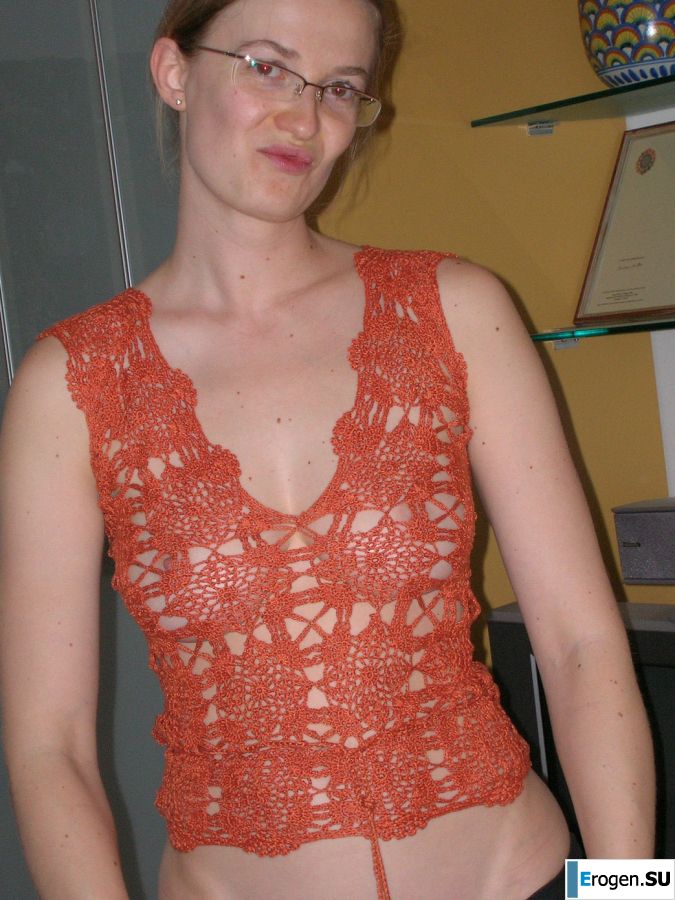 A tall blonde with wide hips undressed at home and showed tits. Part 2. Photo 18