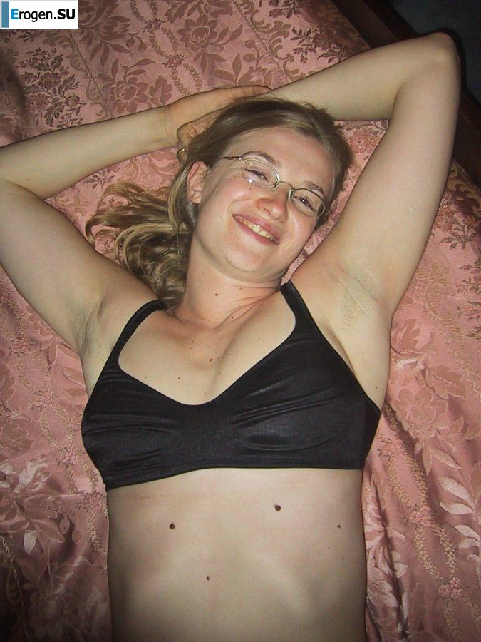 A tall blonde with wide hips undressed at home and showed tits. Part 2. Photo 19