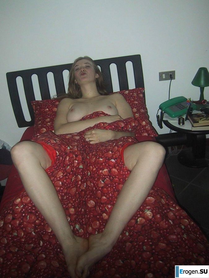 A tall blonde with wide hips undressed at home and showed tits. Part 2. Photo 20