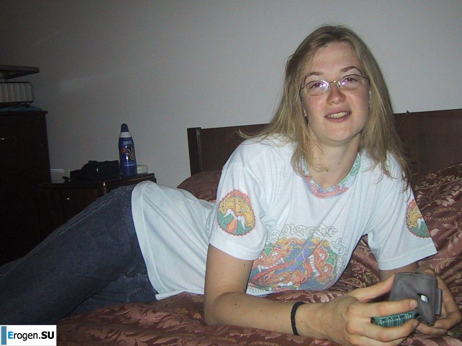 A tall blonde with wide hips undressed at home and showed tits. Part 2. Photo 24