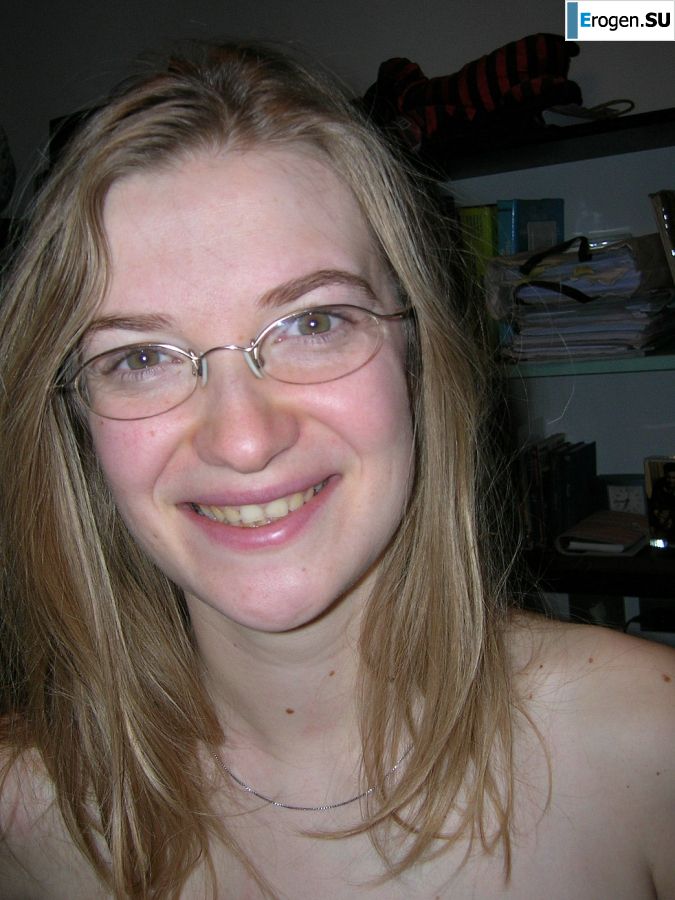 A tall blonde with wide hips undressed at home and showed tits. Part 2. Photo 32