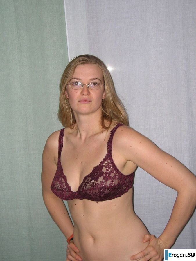 A tall blonde with wide hips undressed at home and showed tits. Part 2. Photo 4