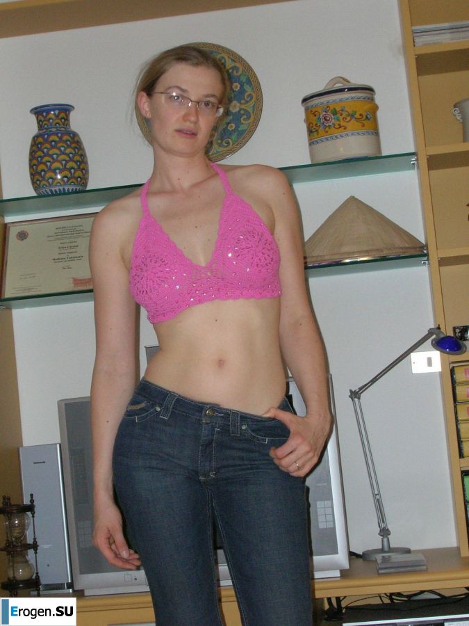 A tall blonde with wide hips undressed at home and showed tits. Part 2. Photo 6