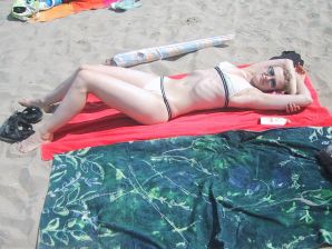 A tall blonde with wide hips undressed at home and showed tits. Part 2. Thumb 15