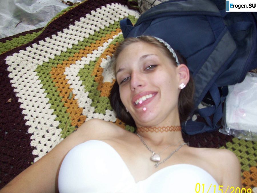 A sexy student undressed and showed her ass on a picnic. Photo 10