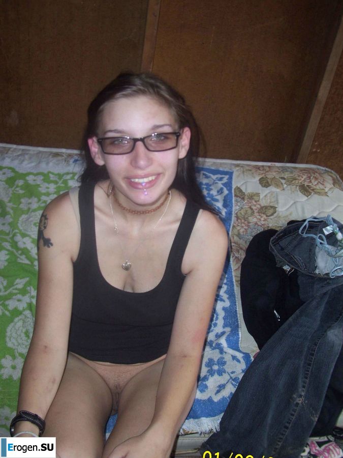 A sexy student undressed and showed her ass on a picnic. Photo 18