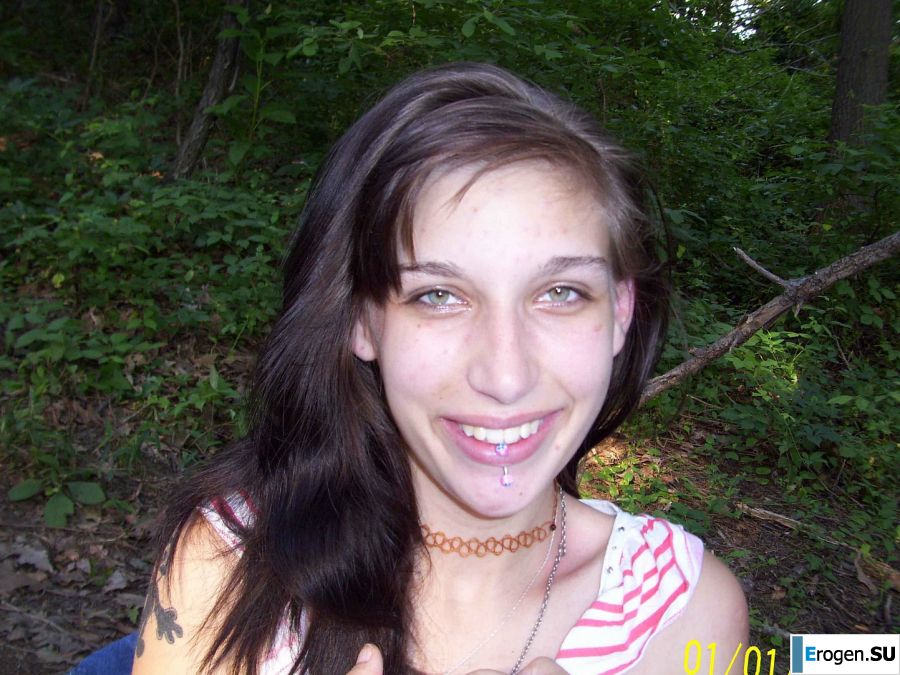 A sexy student undressed and showed her ass on a picnic. Photo 26