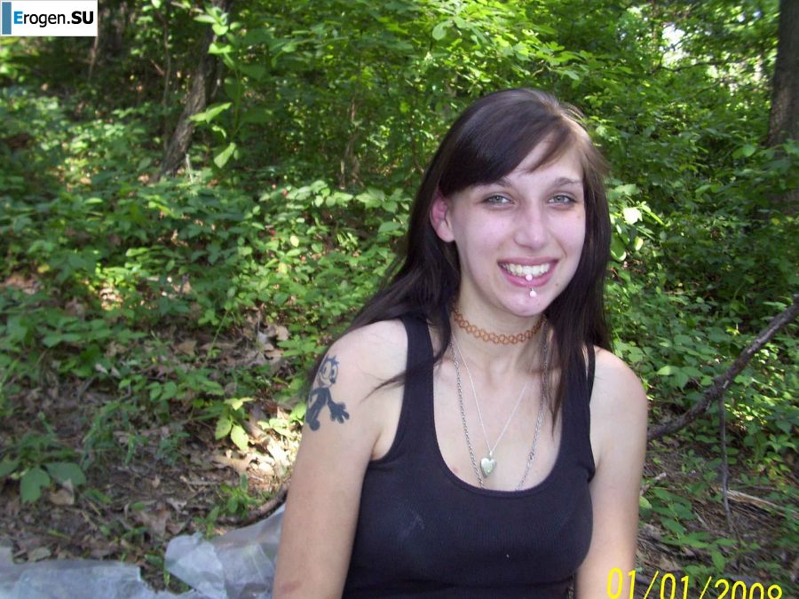 A sexy student undressed and showed her ass on a picnic. Photo 41