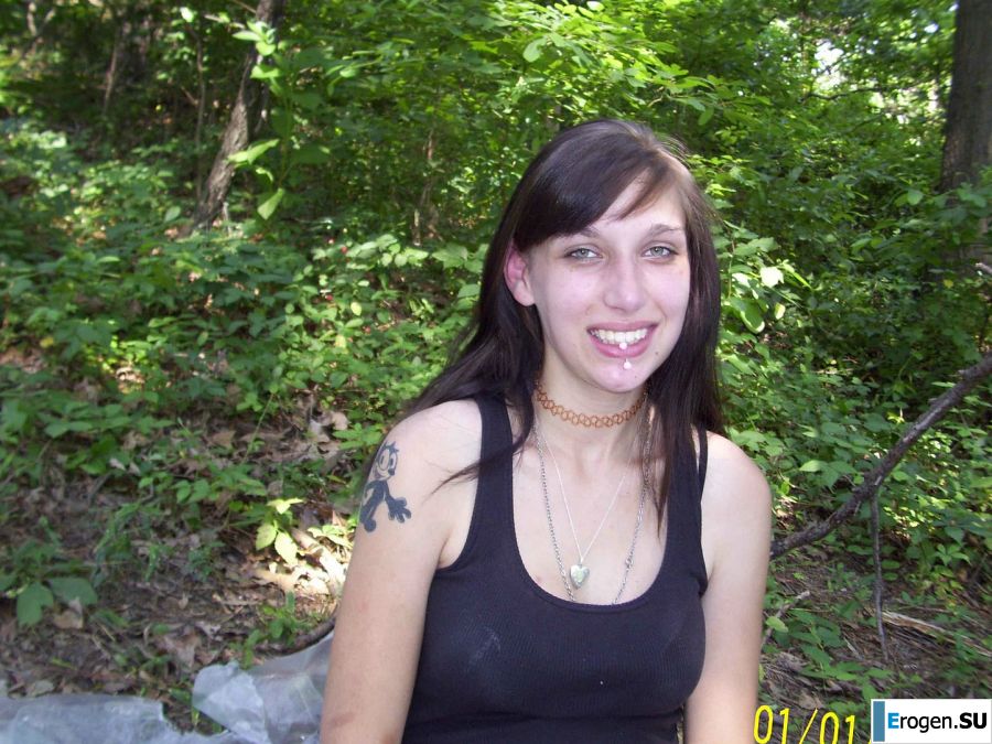 A sexy student undressed and showed her ass on a picnic. Photo 42