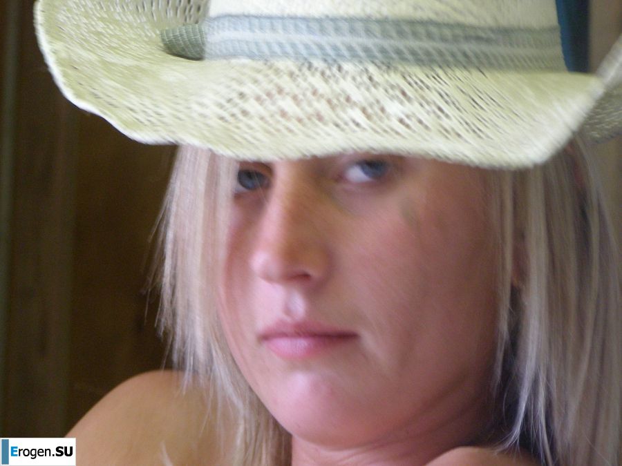 A blonde in pink panties drank and spread her legs in a billiard club. Photo 10