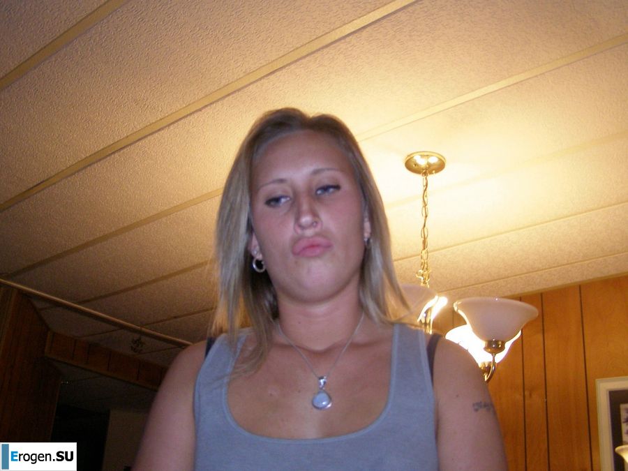 A blonde in pink panties drank and spread her legs in a billiard club. Photo 6