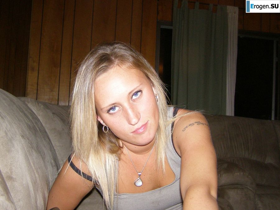 A blonde in pink panties drank and spread her legs in a billiard club. Photo 7