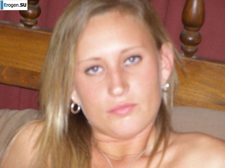 A blonde in pink panties drank and spread her legs in a billiard club. Photo 9